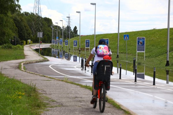 Voda je prodrla ispod Savskog nasipa na Jarunu