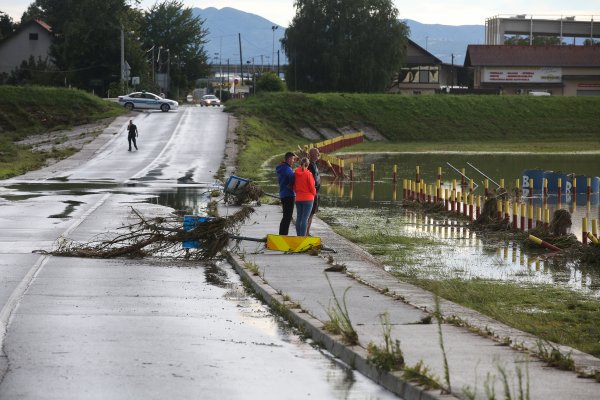 Ribiči pokušavaju spasiti što više ribe tijekom povlačenja vode u oteretnom kanalu Sava-Odra