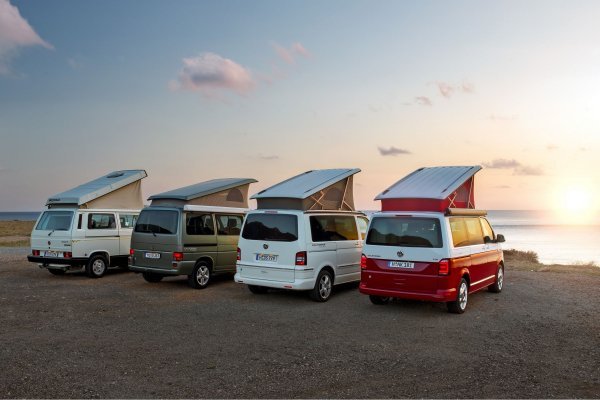 Četiri generacije legendarnog kampera: California T3, T4, T5 i 6.1 (slijeva na desno)