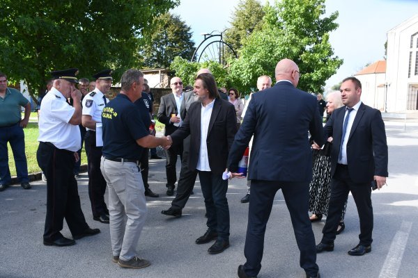 Ispred policijske postaje Glina svečano otkriven "Spomenik Domovini"