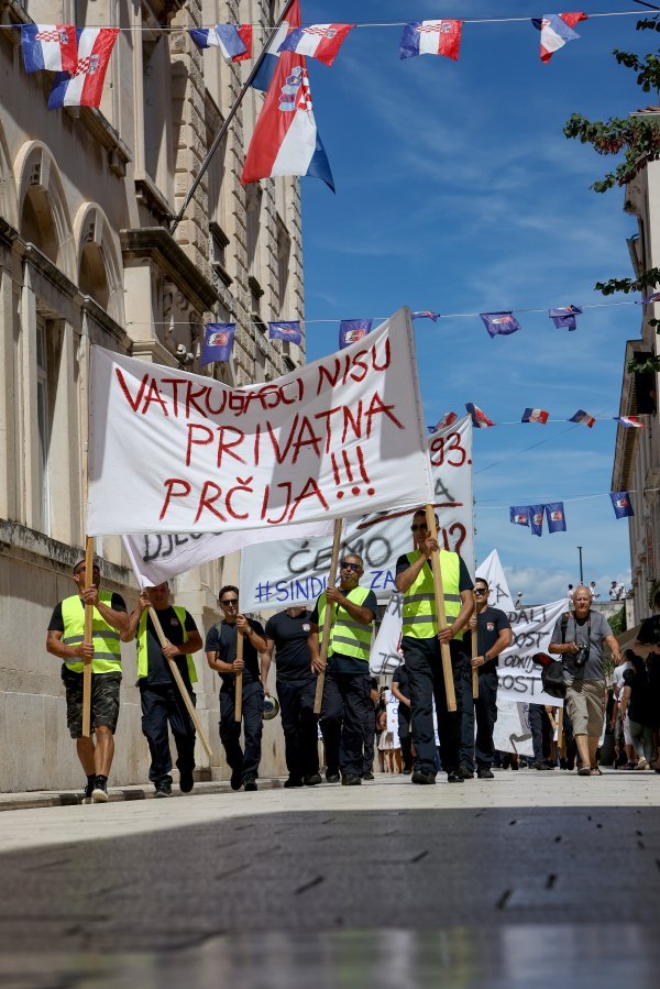 Zadarski vatrogasci prosvjedovali zbog niskih plaća