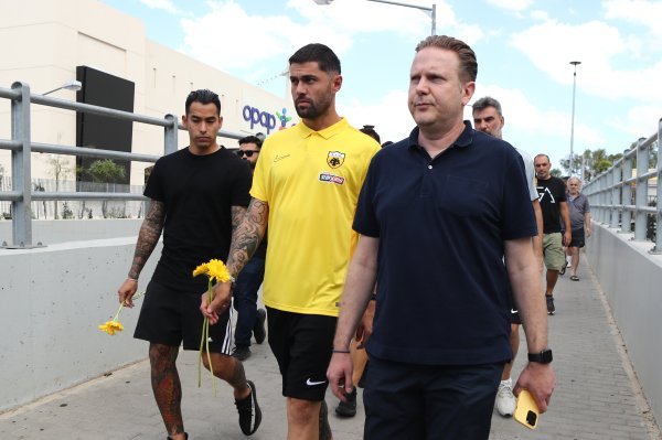Nogometaši AEK-a odali su počast ubijenom navijaču