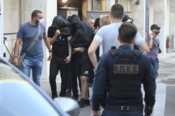 Privođenje huligana koji su sudjelovali u jučerasnjim neredima u Ateni