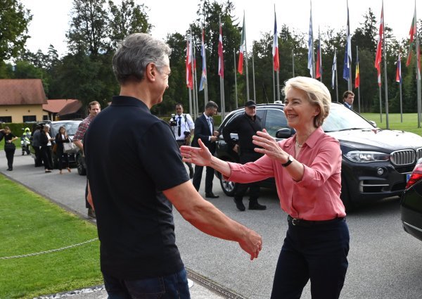 Ursula von der Leyen s Golobom obilazi poplavljena područja