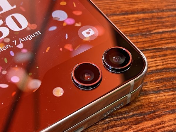 Samsung Galaxy Z Flip5 slike uređaja