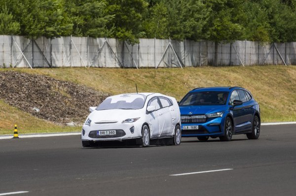 Hitno kočenje u situaciji kada se automobil približava drugom automobilu koji miruje ili se sporo kreće