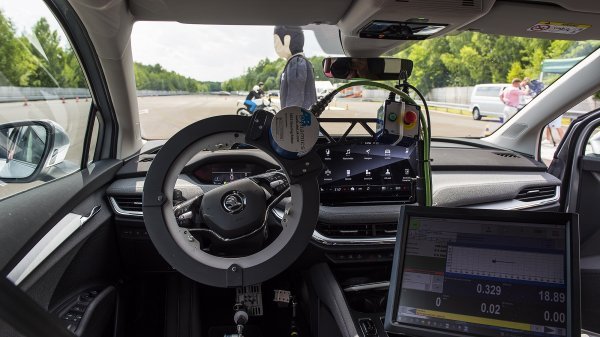 Tijekom demonstracije, monitor je pokazao kako Lane Assist omogućuje automobilu da 'vidi' granice traka