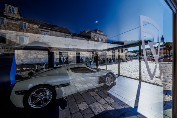 Hvar: Rimčeva Nevera izložena na gradskom trgu