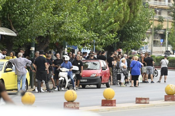 Navijači AEK-a okupili se ispred zgrade suda gdje je počeo sudski proces za uhićene navijače