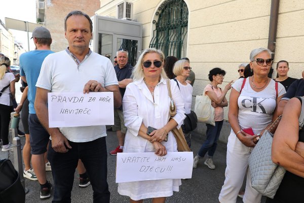 Roditelji navijača uhićenih u Ateni okupili se pred Ministarstvom vanjskih poslova