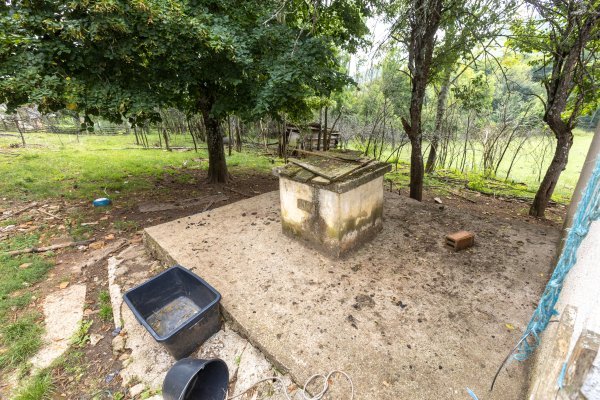 U bunaru kod Perušića pronađeno tijelo novorođene bebe