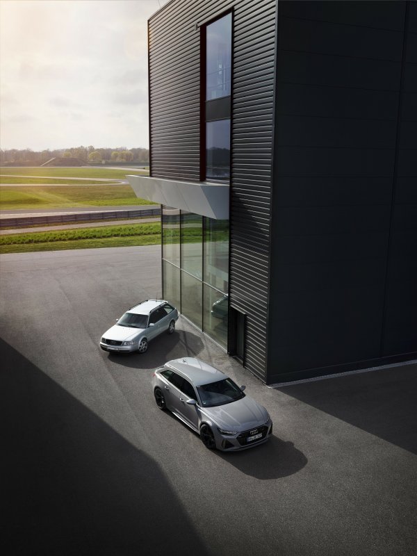 Predak i potomak: Audi S6 plus i Audi RS 6 Avant performance, boja Nardo siva