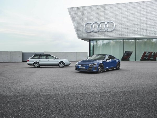 Modeli s lijeva na desno: Audi S6 plus, Audi RS e-tron GT, boja Ascari Blue plava
