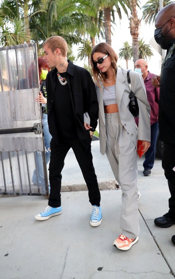 Hailey Bieber u Nike šarenim tenisicama