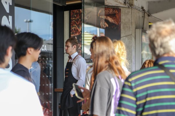 Redovi pred pekarom na zagrebačkom kolodvoru