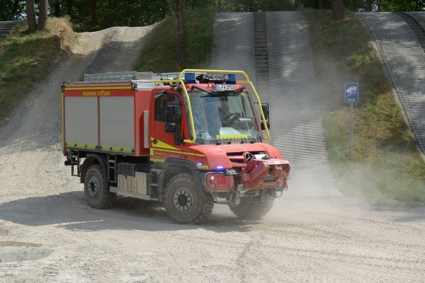 Kompaktno vozilo za spašavanje Unimog U 323 RW-K sa širinom vozila od samo 2,20 m