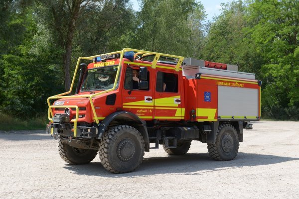 Cisterna Unimog U 5023 TLF-W s dvostrukom kabinom simulira gašenje požara