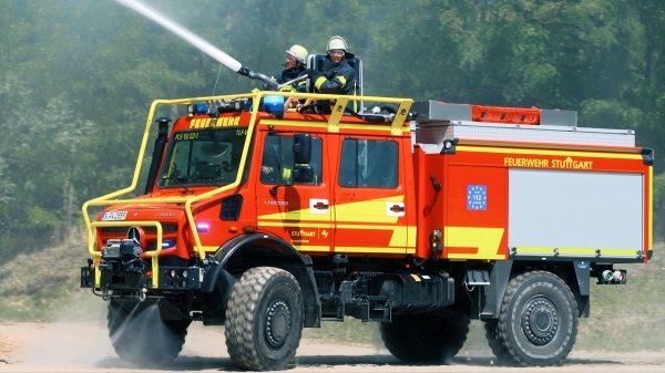 Cisterna Unimog U 5023 TLF-W s dvostrukom kabinom simulira gašenje požara