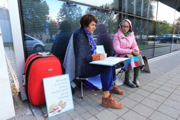 Ispred bolnice moli se za žene koja dolaze na pobačaj (1)