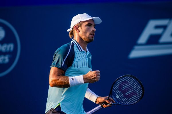 Borna Ćorić slavi poen u susretu s Rinkyjem Hijikatom na ATP turniru u Winston Salemu