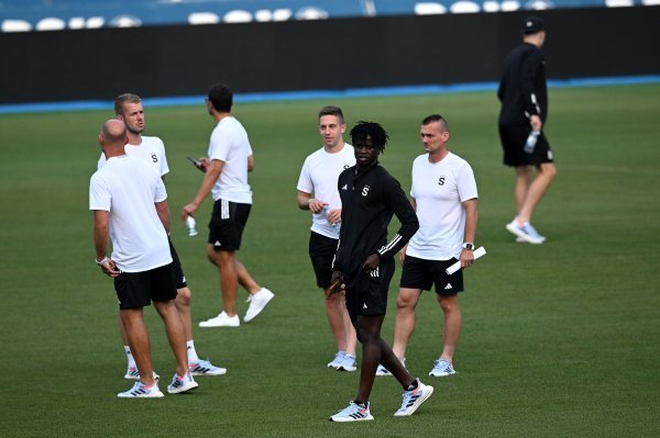 Nogometaši praške Sparte u šetnji po Dinamovom stadionu