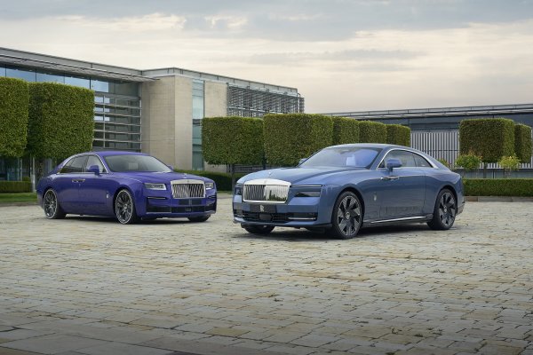 Rolls-Royce Spectre i Ghost (lijevo)