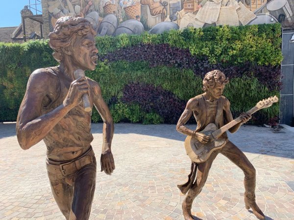 Brončane figure Micka Jaggera i Keitha Richardsa