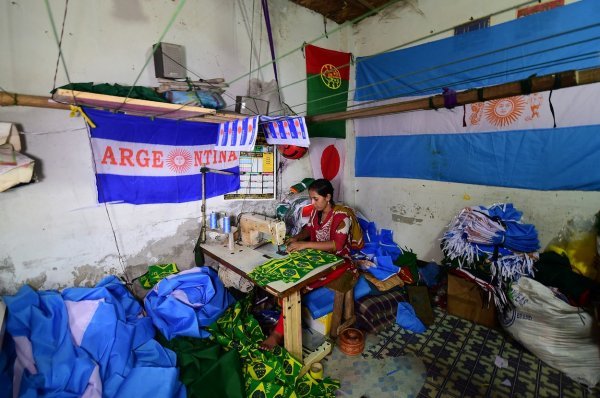 Argentinska radnica šiva brazilske zastave - ilustracija 
