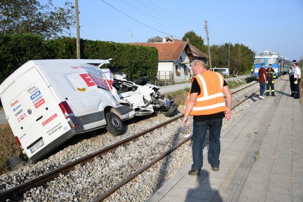 Vlak naletio na kombi nedaleko Bjelovara