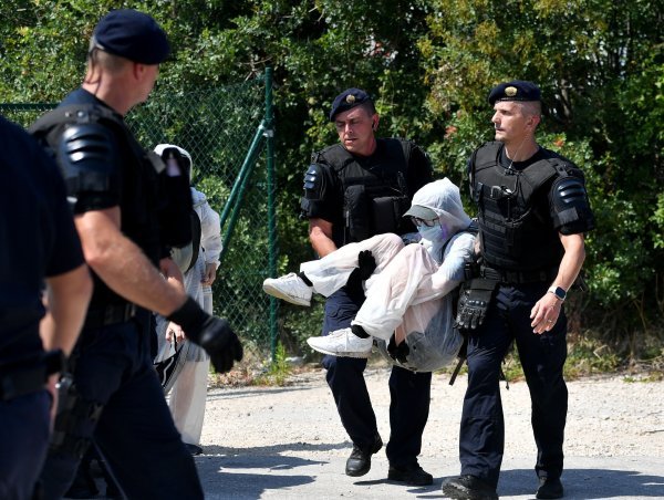 Policija privodi klimatske aktiviste