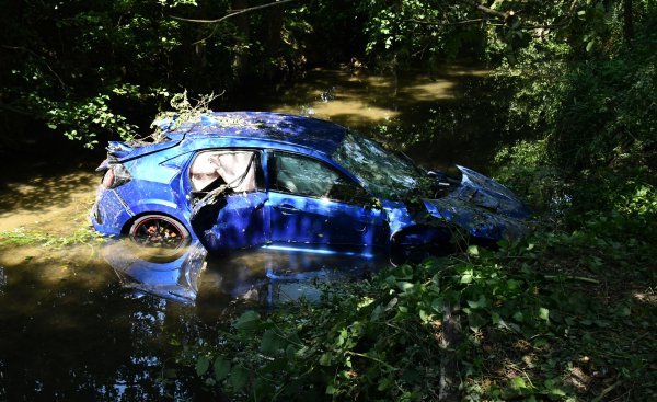 Skrivio prometnu nesreću pa sletio u potok Veličanku