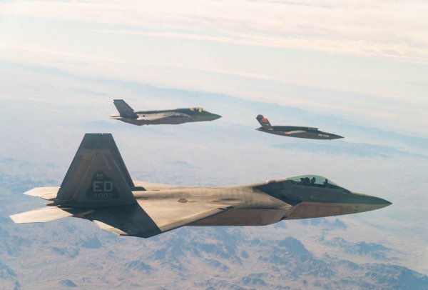 F-35, Valkira i F-22