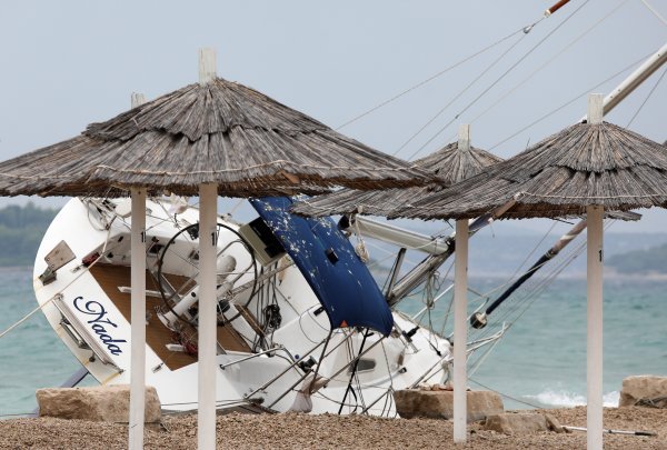 Zbog jakog juga nasukala se jedrilica na plaži u Jadriji