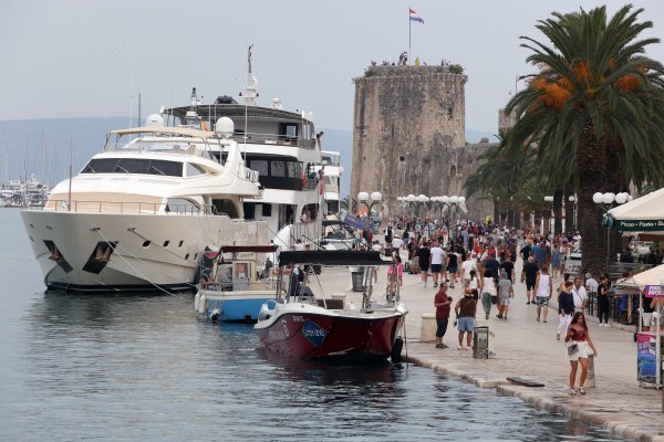 Trogir: Stigle prve naznake najavljenog pogoršanja vremena, plima i kiša