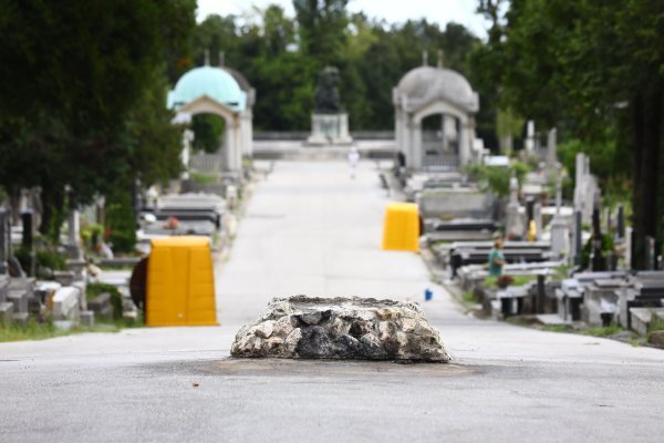 Srušen glavni križ na Mirogoju