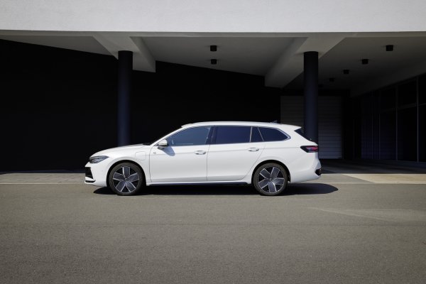 VW Passat Variant (e-Hybrid) R-Line (Oryx White boja)