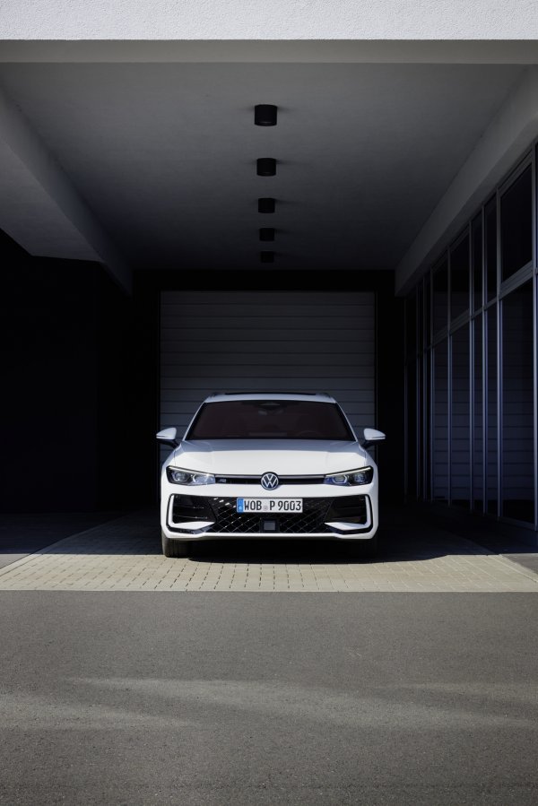VW Passat Variant (e-Hybrid) R-Line (Oryx White boja)