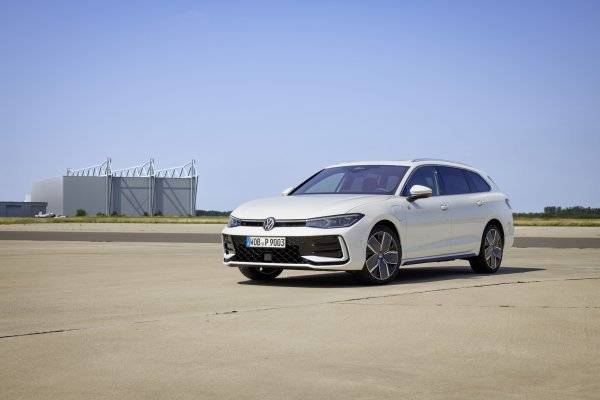 VW Passat Variant (e-Hybrid) R-Line (Oryx White boja)