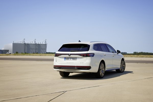 VW Passat Variant (e-Hybrid) R-Line (Oryx White boja)