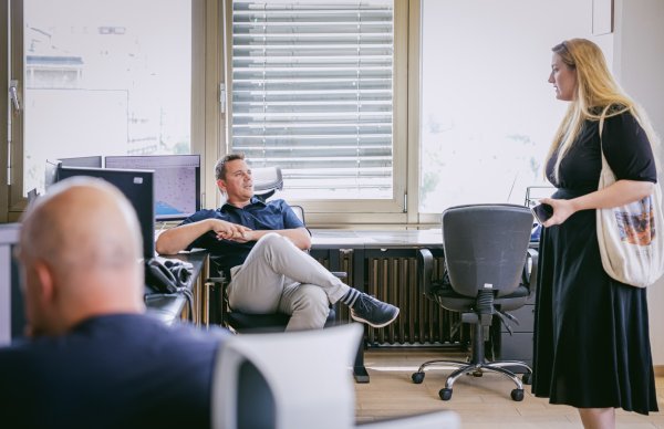 Izidor Pelajić i Lovro Kalin uz Tportalovu novinarku