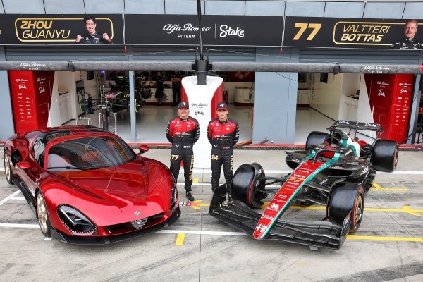 Alfa Romeo 33 Stradale: Alfa Romeo F1 Team vozači Valtteri Bottas i Zhou Guanyu na VN Italije u Monzi