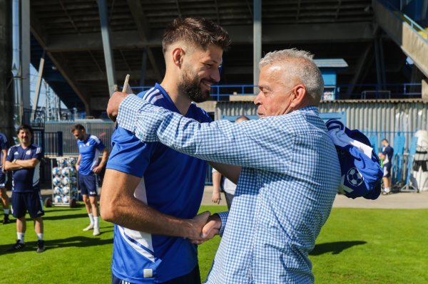 Dinamovci uručili godišnju iskaznicu i Petkovićev dres Osmanu Lendiju