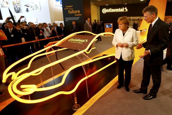 Prvi čovjek Continentala Elmar Degenhart na sajmu u Frankfurtu u društvu kancelarke Angele Merkel Reuters