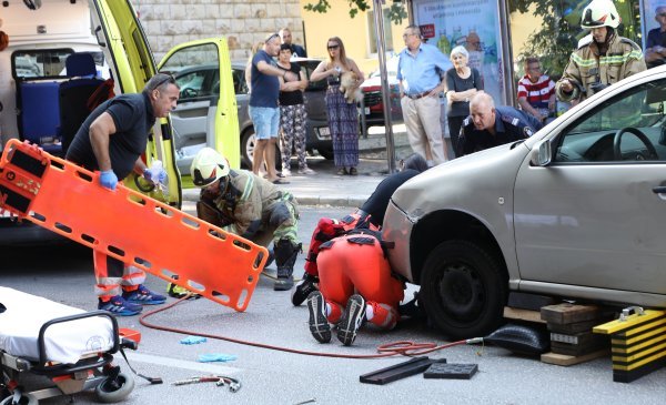 Pješak u Splitu završio pod automobilom