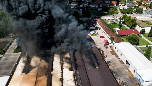Ogroman požar u krugu tvrtke Ferro Keš