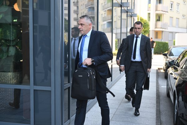 Trgovci dolaze na sastanak u Ministarstvo gospodarstva