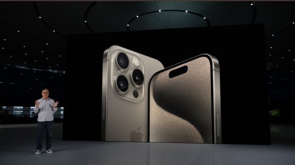 Apple iPhone 15 Pro i iPhone 15 Pro Max