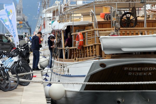 Na turističkim turama plove i brojni jedrenjaci Pixell