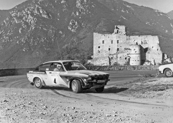 Walter Röhrl i Jochen Berger – prvi profesionalni suvozač u Njemačkoj – osvojili senzacionalno četvrto mjesto na reliju Monte Carlo. Na slici na reliju Sanremo