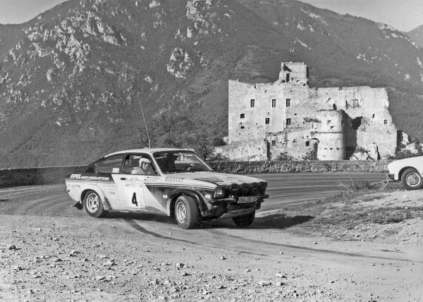 Walter Röhrl i Jochen Berger – prvi profesionalni suvozač u Njemačkoj – osvojili senzacionalno četvrto mjesto na reliju Monte Carlo. Na slici na reliju Sanremo